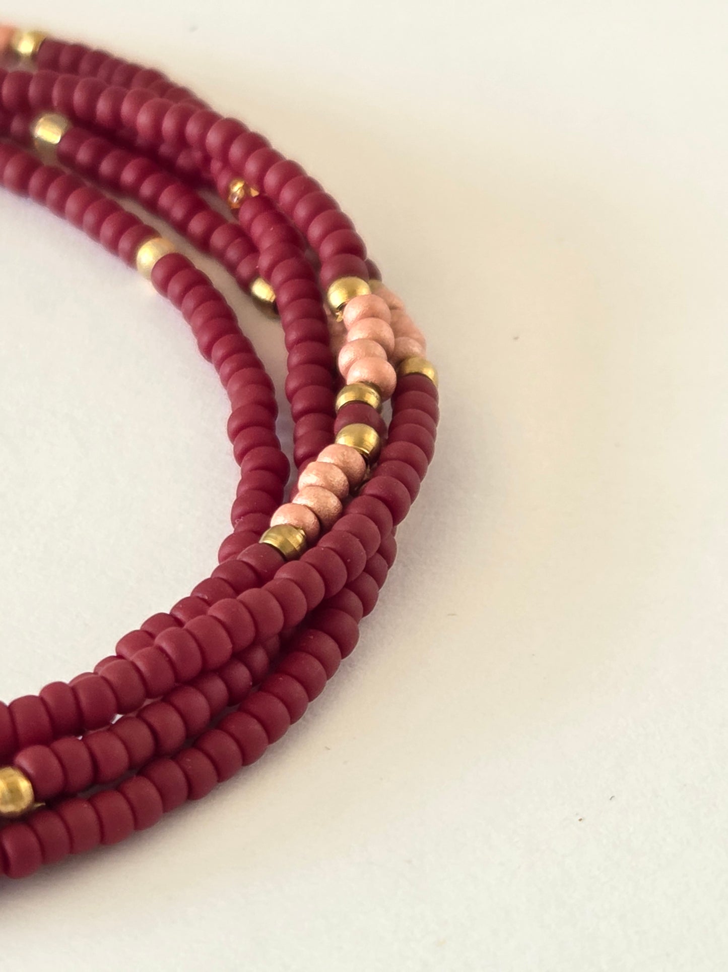 צמיד חרוזים נכרך בבורדו מט וורוד