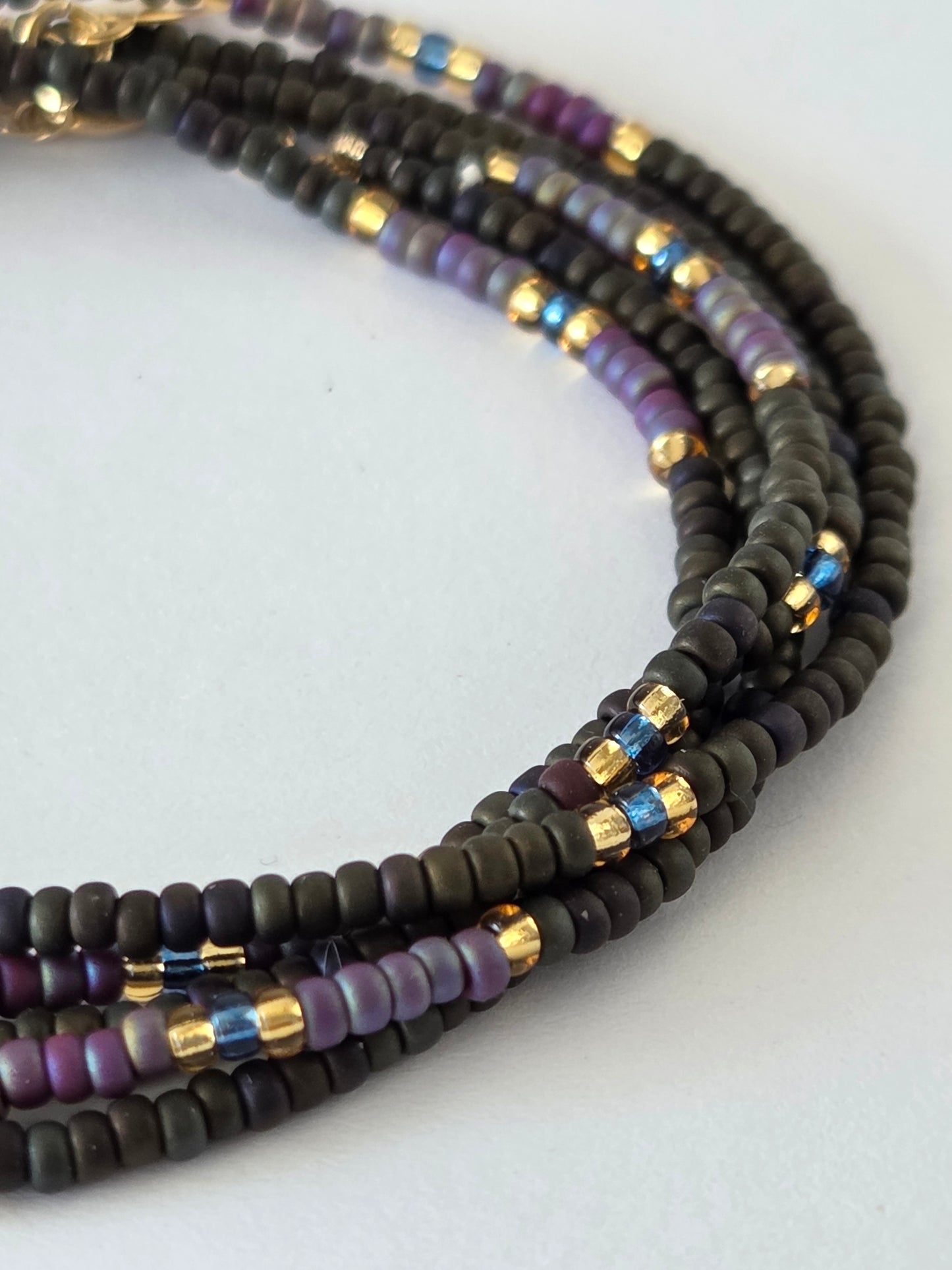 צמיד חרוזים נכרך בשחור וסגול מעושנים