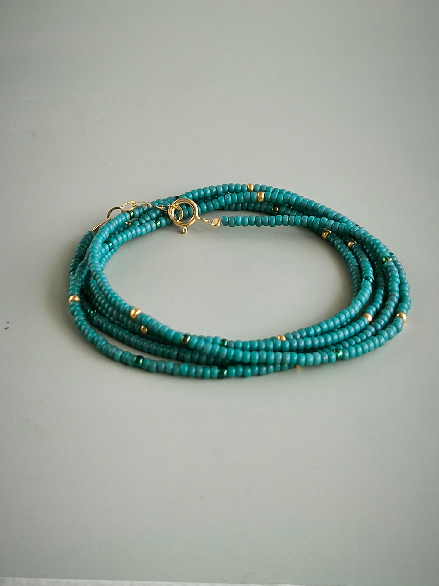 אזל מהמלאי * צמיד חרוזים נכרך בכחול ג'ינס ונגיעות ירוקות*