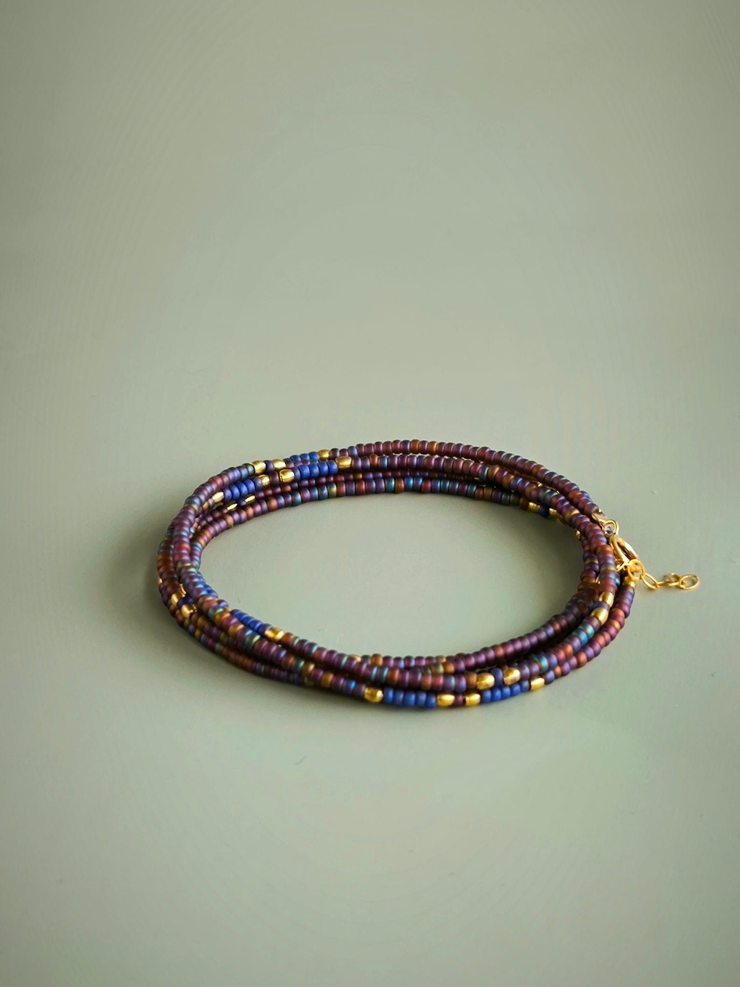 צמיד חרוזים נכרך בסגולים מעושנים וכחול