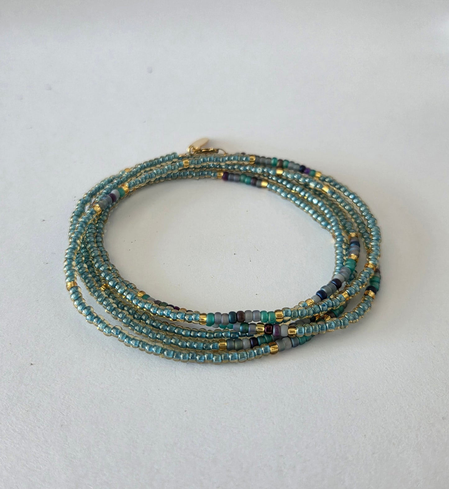 צמיד חרוזים נכרך במיקס תכלת קפוא